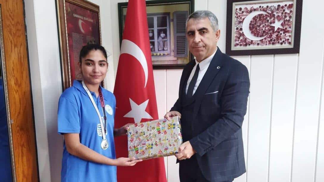  Atletizm Türkiye Şampiyonasında Nahit Menteşe Mesleki ve Teknik Anadolu Lisesi öğrencisi Zeliha Nur Duzsuz 3000 m. Mental bayanlar katagorisinde Türkiye Şampiyonu oldu.