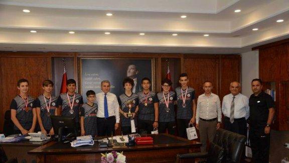 Atatürk Ortaokulu Futsal Takımımızın Kaymakamımız Sayın İbrahim KÜÇÜK e Ziyareti